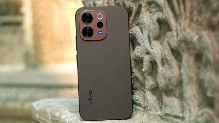 Vivo V70 Review: Stylish Design & ZEISS Cameras